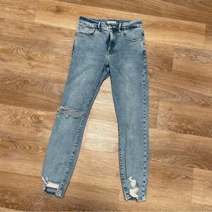 GOOD AMERICAN Good Legs Chewed Hem Skinny Jeans